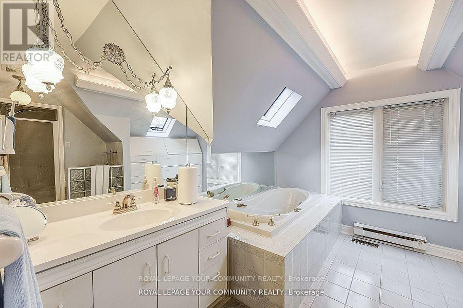 Photo 20 of 25 Alcaine Court, Markham ON