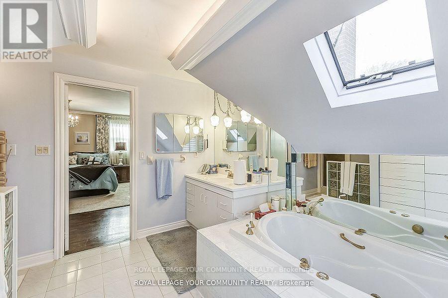 Photo 21 of 25 Alcaine Court, Markham ON