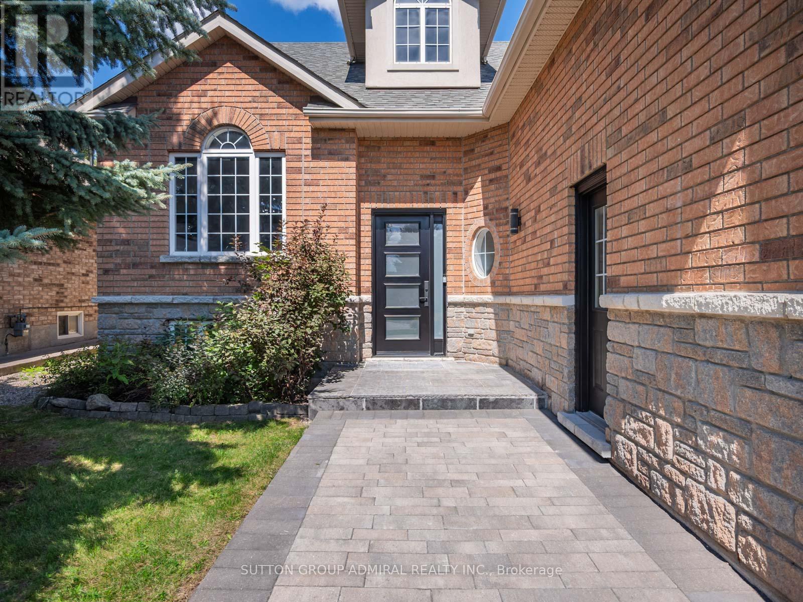 Photo 2 of 62 Gardiner Drive, Bradford West Gwillimbury ON