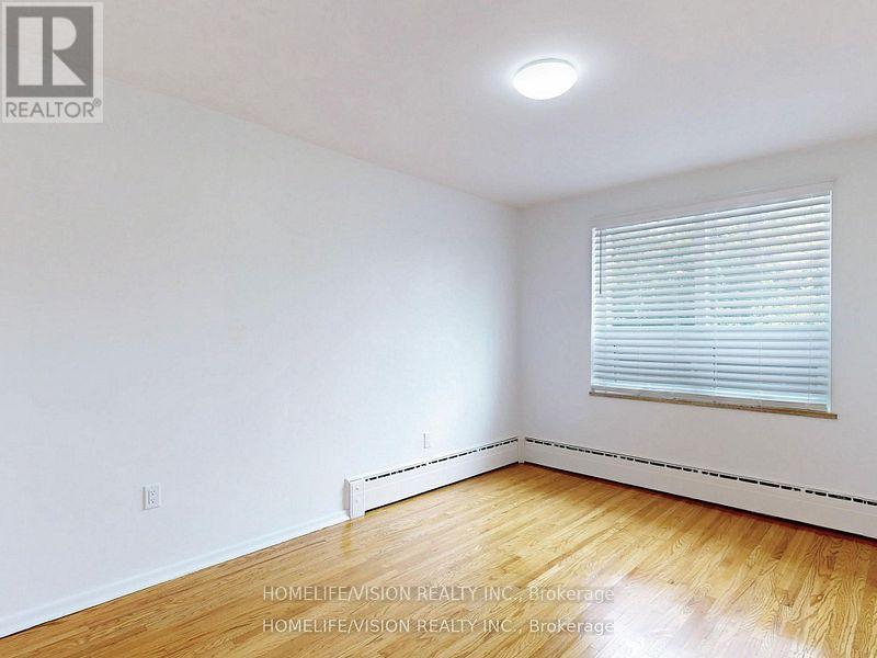 Photo 10 of 3 9901 Yonge Street, Richmond Hill ON