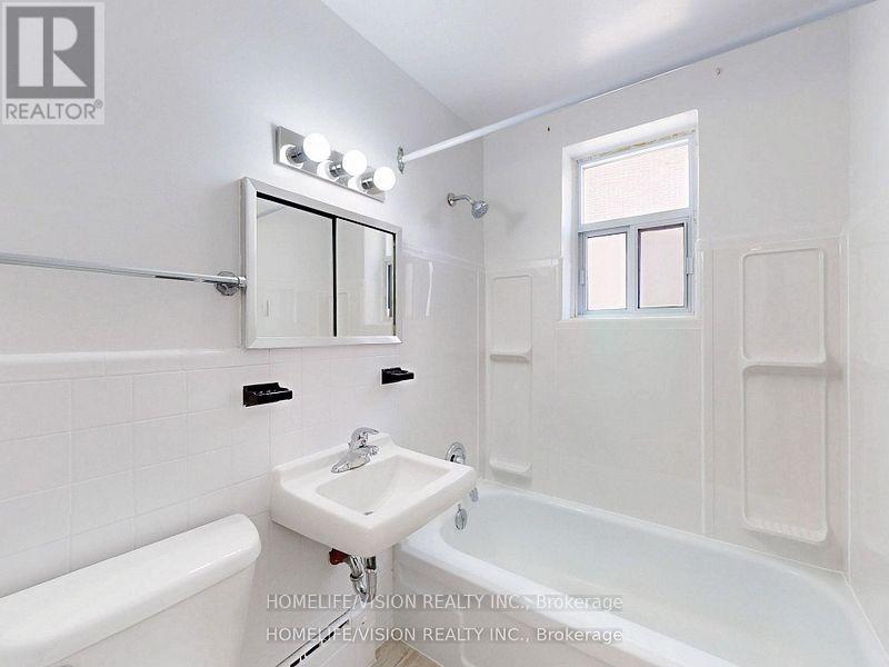 Photo 12 of 3 9901 Yonge Street, Richmond Hill ON