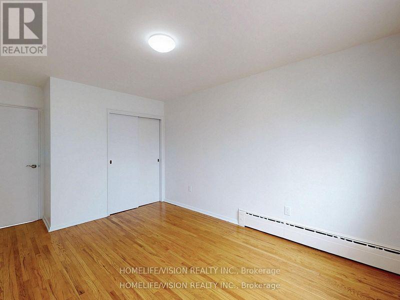 Photo 13 of 3 9901 Yonge Street, Richmond Hill ON