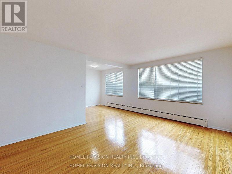 Photo 14 of 3 9901 Yonge Street, Richmond Hill ON