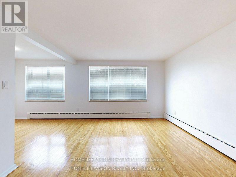 Photo 15 of 3 9901 Yonge Street, Richmond Hill ON