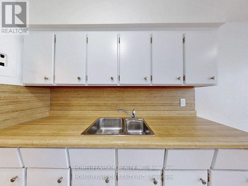Photo 16 of 3 9901 Yonge Street, Richmond Hill ON