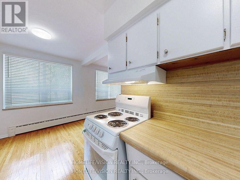 Photo 21 of 3 9901 Yonge Street, Richmond Hill ON