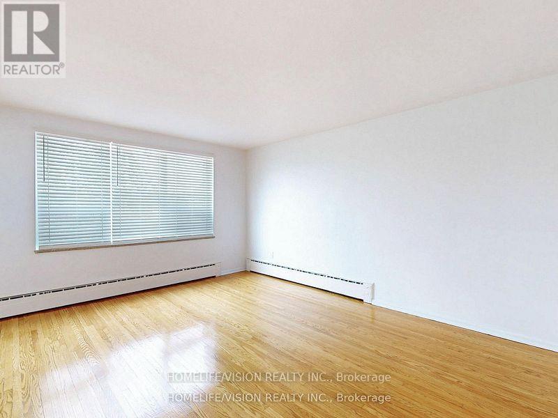 Photo 27 of 3 9901 Yonge Street, Richmond Hill ON