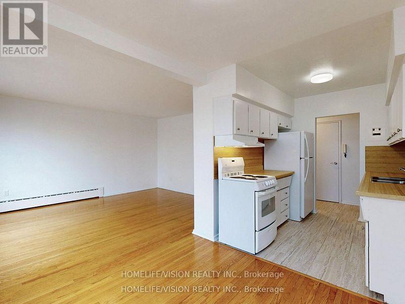 Photo 28 of 3 9901 Yonge Street, Richmond Hill ON