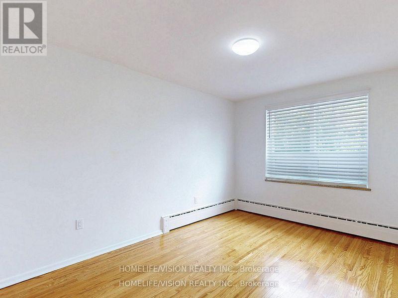 Photo 30 of 3 9901 Yonge Street, Richmond Hill ON