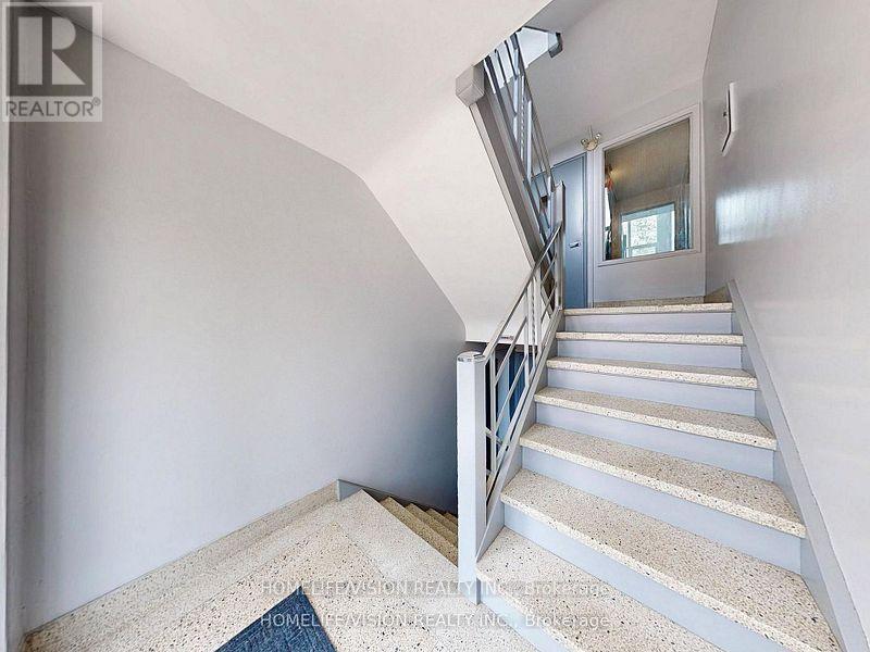 Photo 7 of 3 9901 Yonge Street, Richmond Hill ON