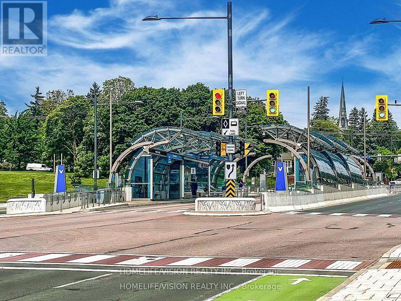 Photo 8 of 3 9901 Yonge Street, Richmond Hill ON