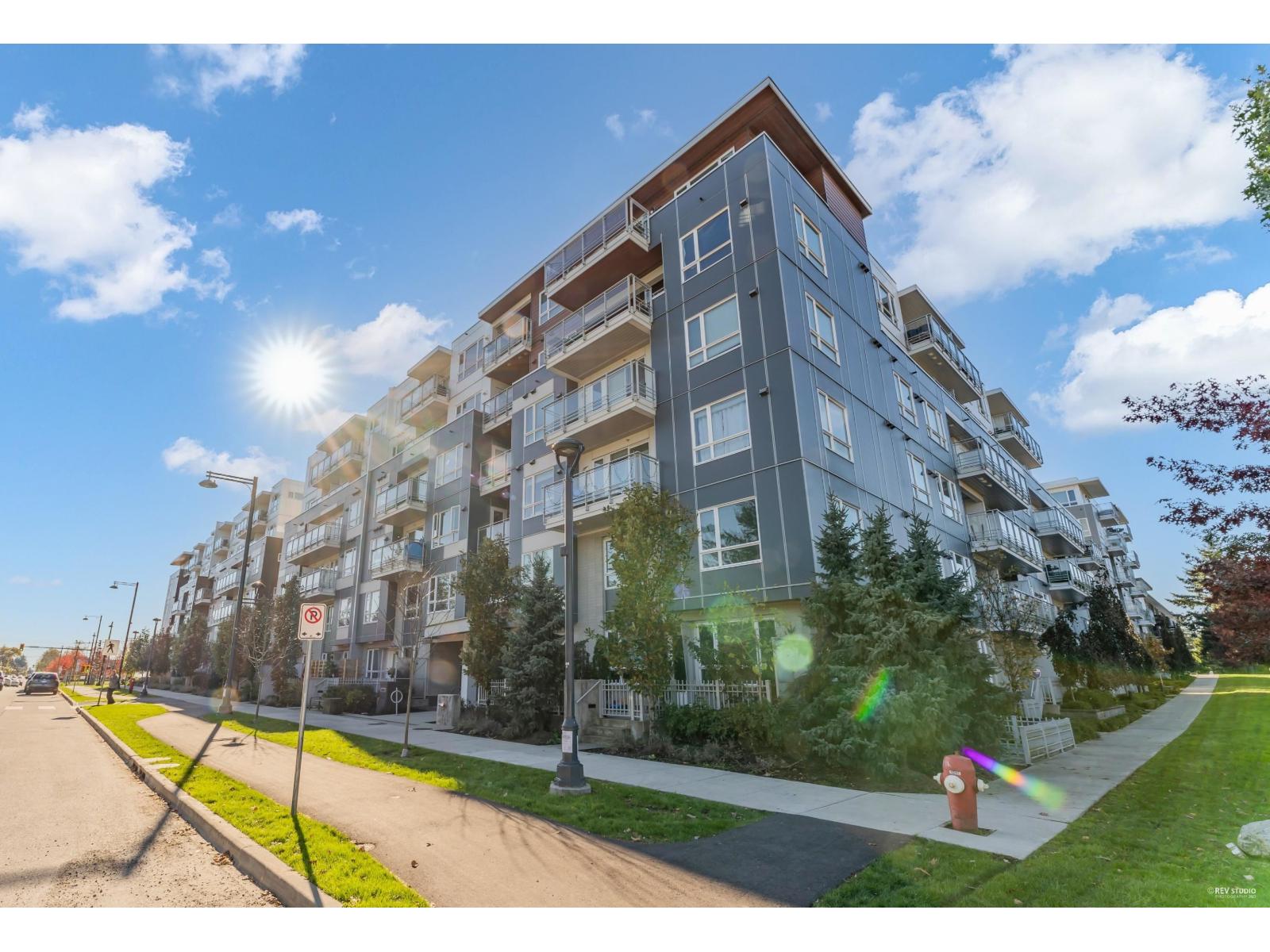 Photo 3 of 305 10603 140 Street, Surrey BC