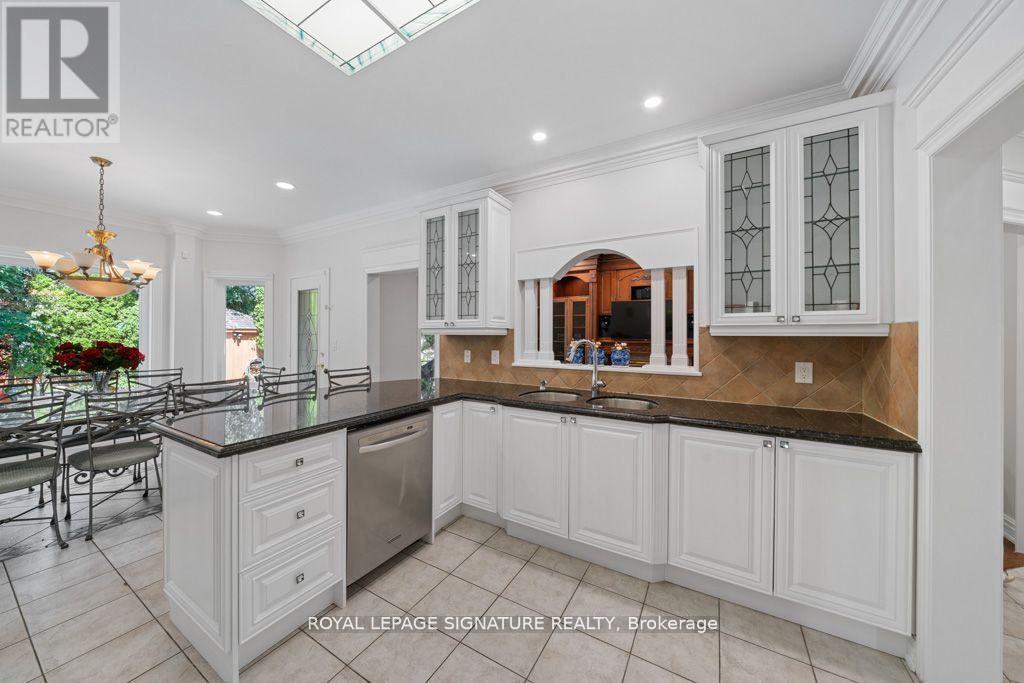 Photo 12 of 95 Shaftsbury Avenue, Richmond Hill ON