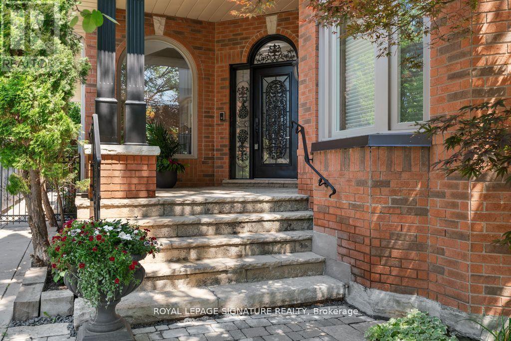 Photo 4 of 95 Shaftsbury Avenue, Richmond Hill ON