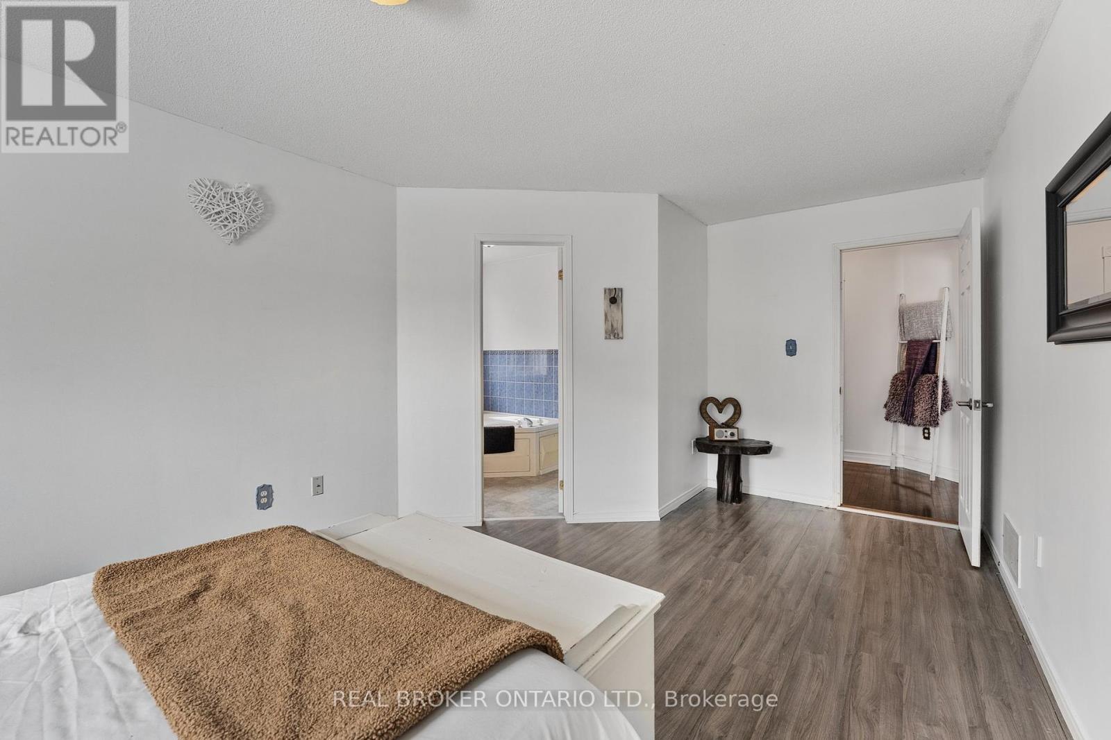 Photo 21 of 22 Dykstra Drive, Barrie ON