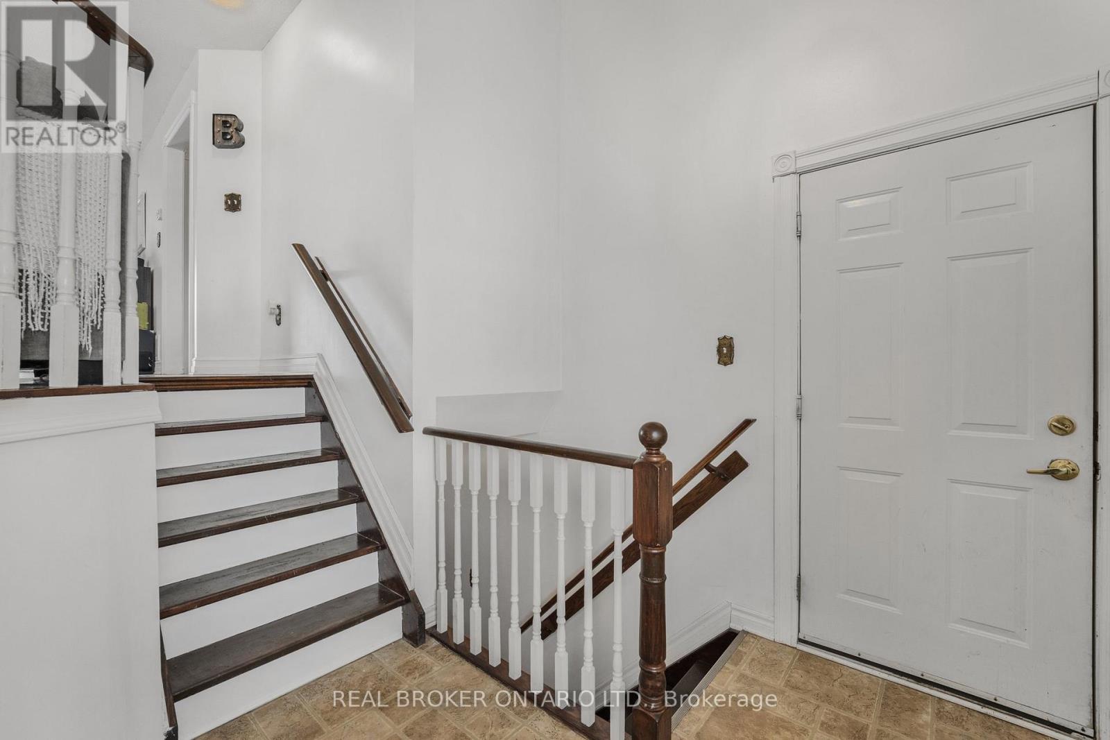 Photo 4 of 22 Dykstra Drive, Barrie ON
