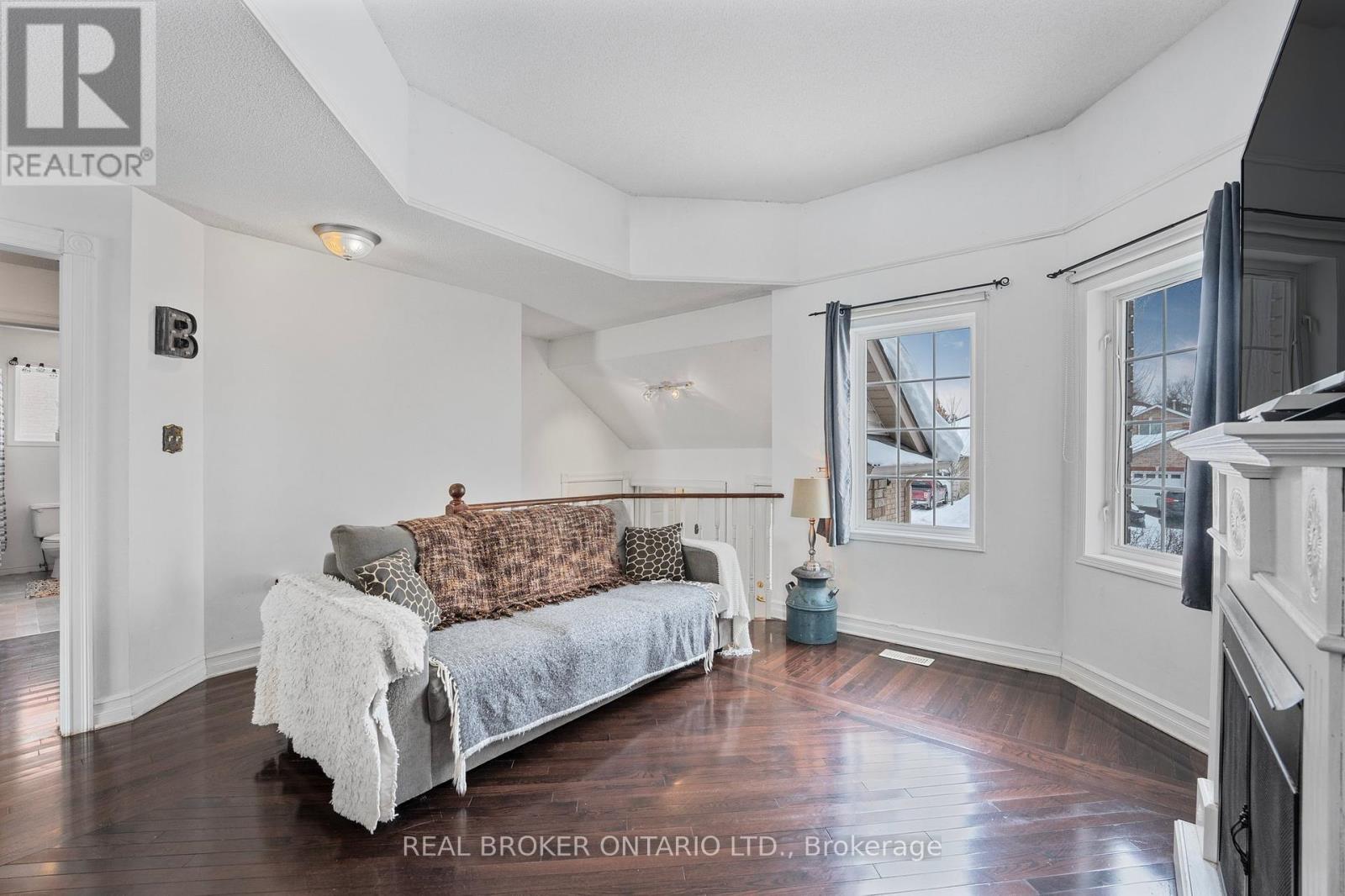 Photo 8 of 22 Dykstra Drive, Barrie ON