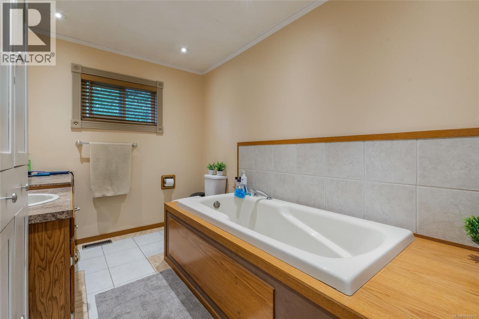 Photo 12 of 43 Roberta Rd E, Nanaimo BC