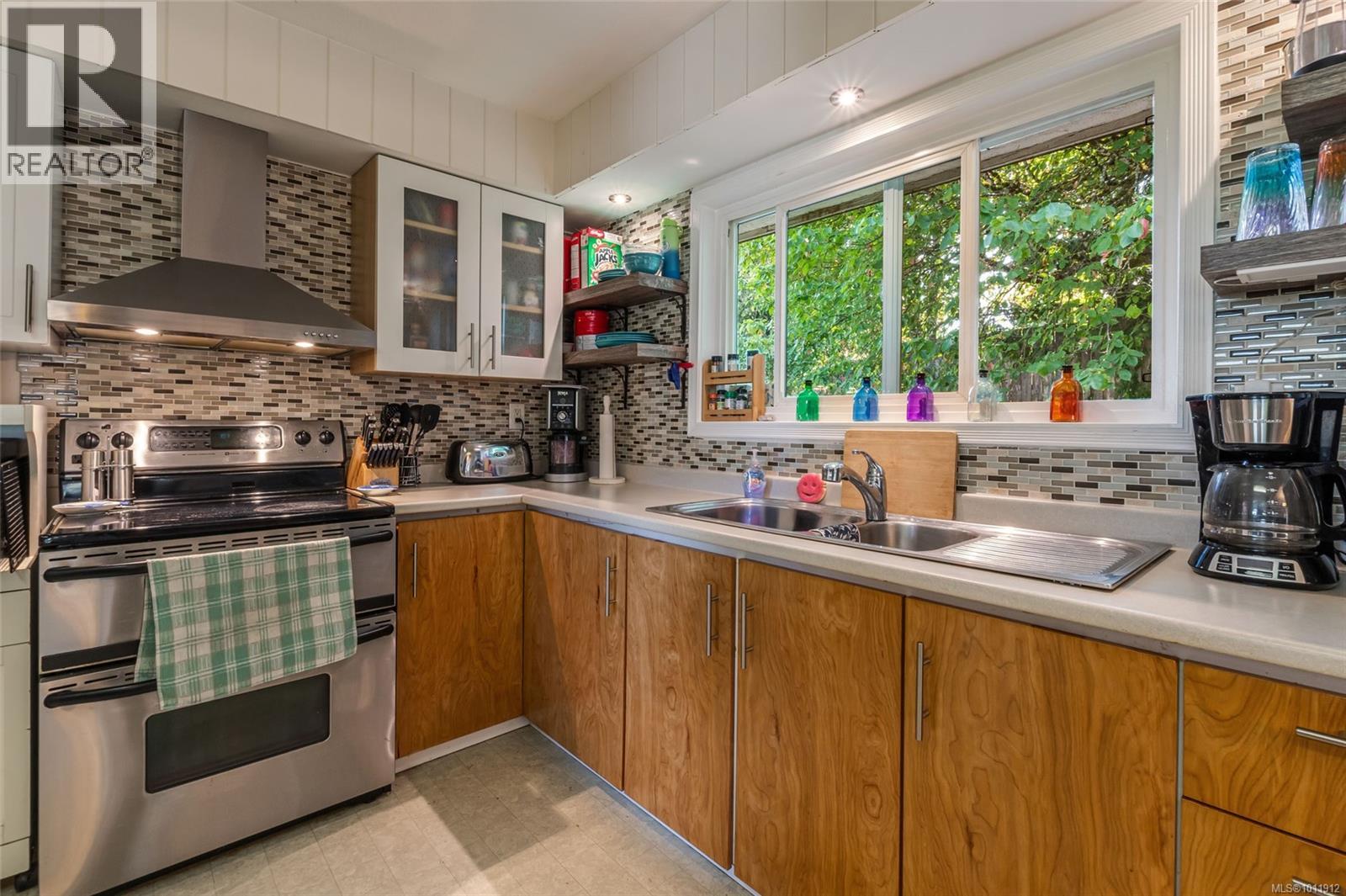 Photo 3 of 43 Roberta Rd E, Nanaimo BC