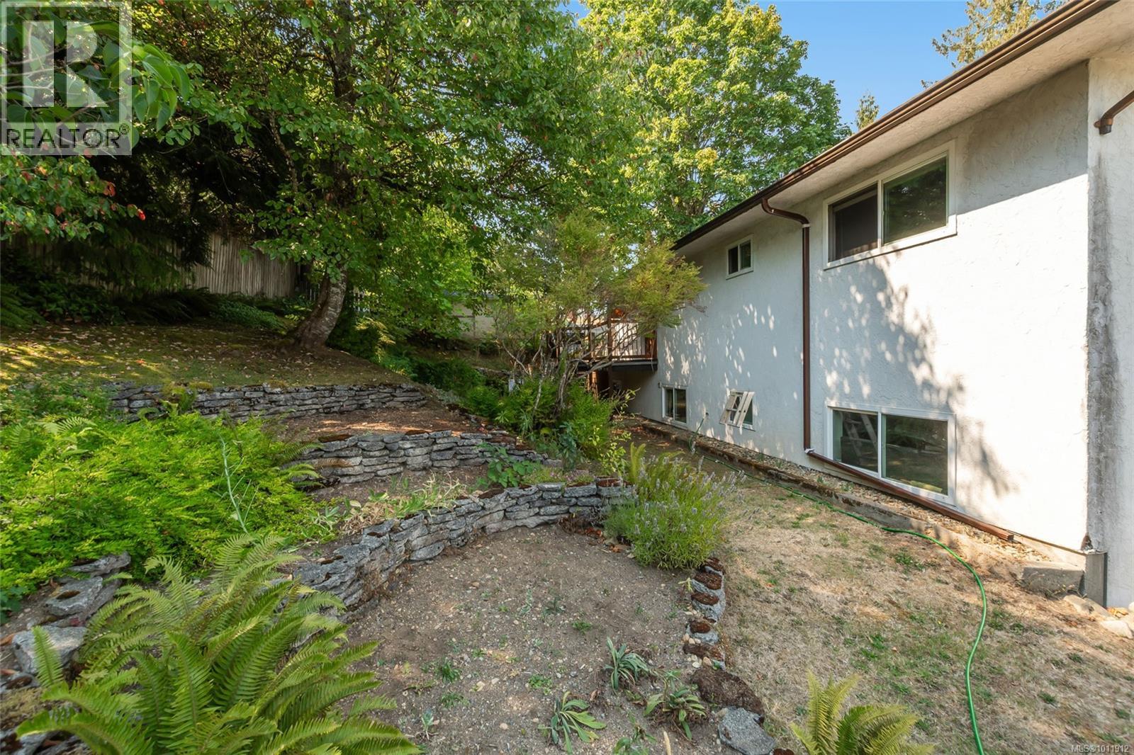 Photo 36 of 43 Roberta Rd E, Nanaimo BC