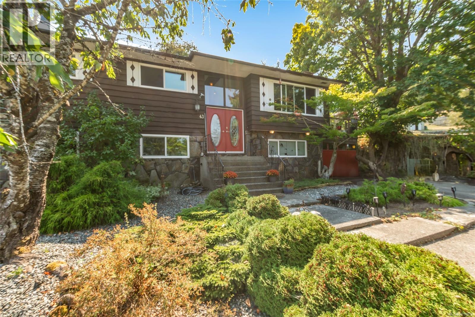 Photo 45 of 43 Roberta Rd E, Nanaimo BC