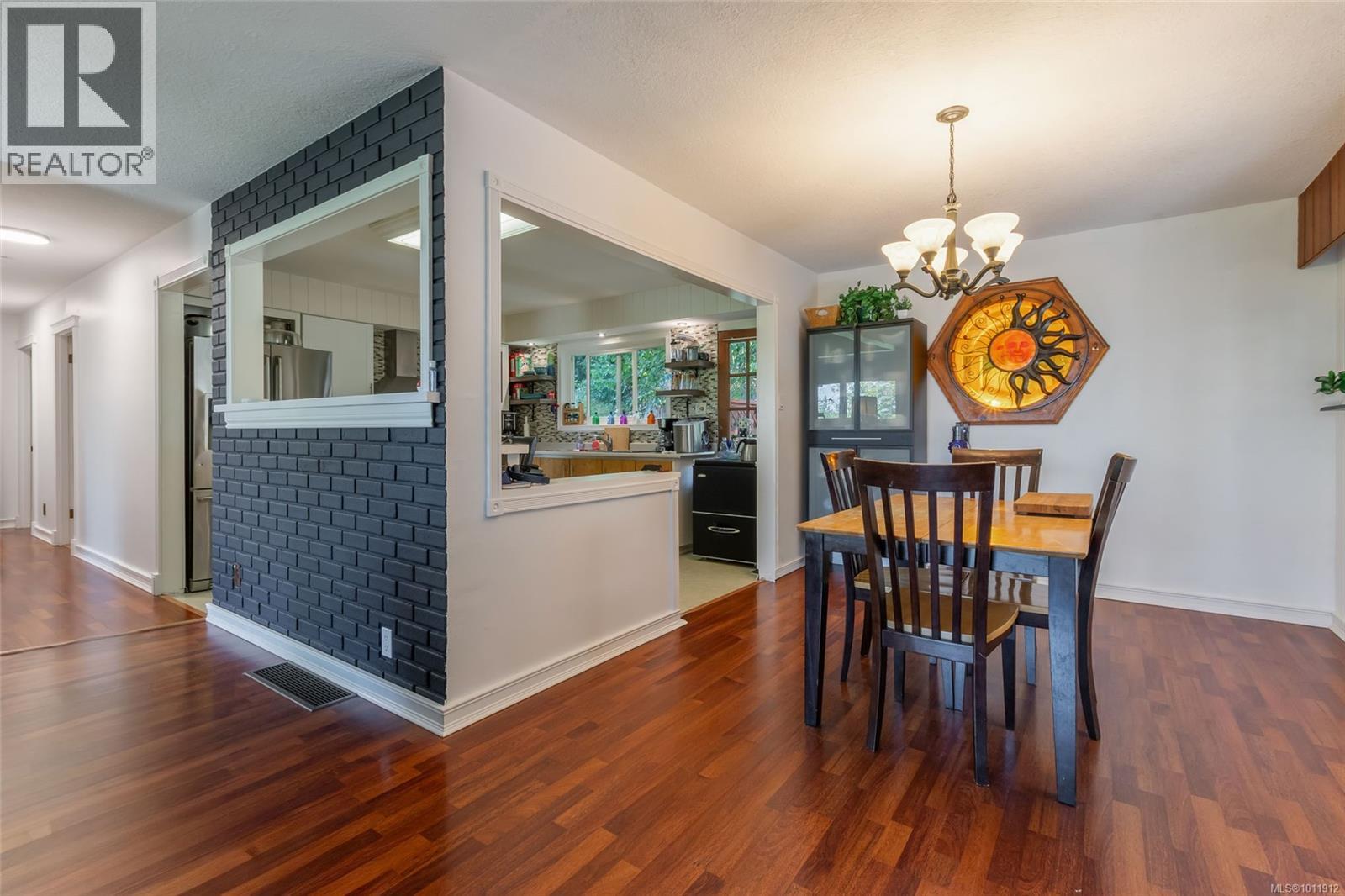 Photo 8 of 43 Roberta Rd E, Nanaimo BC