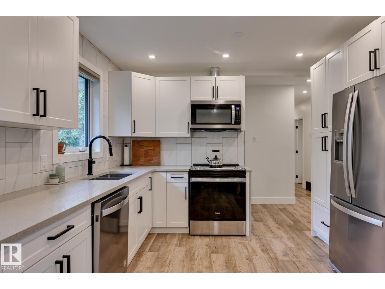 Photo 10 of 6015 92 A Av Nw, Edmonton AB