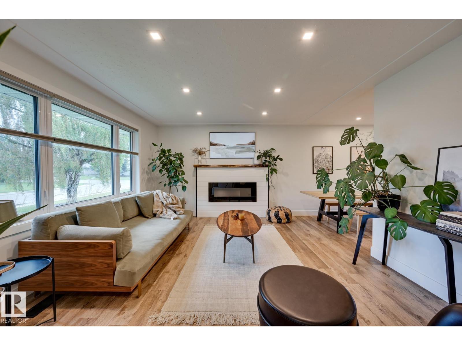 Photo 2 of 6015 92 A Av Nw, Edmonton AB