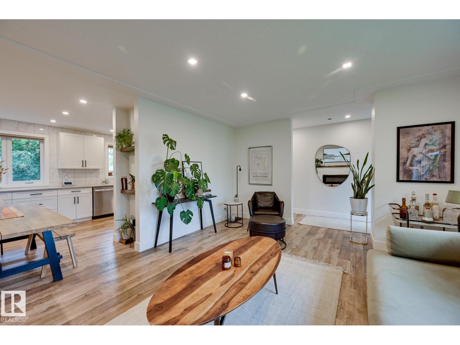 Photo 5 of 6015 92 A Av Nw, Edmonton AB