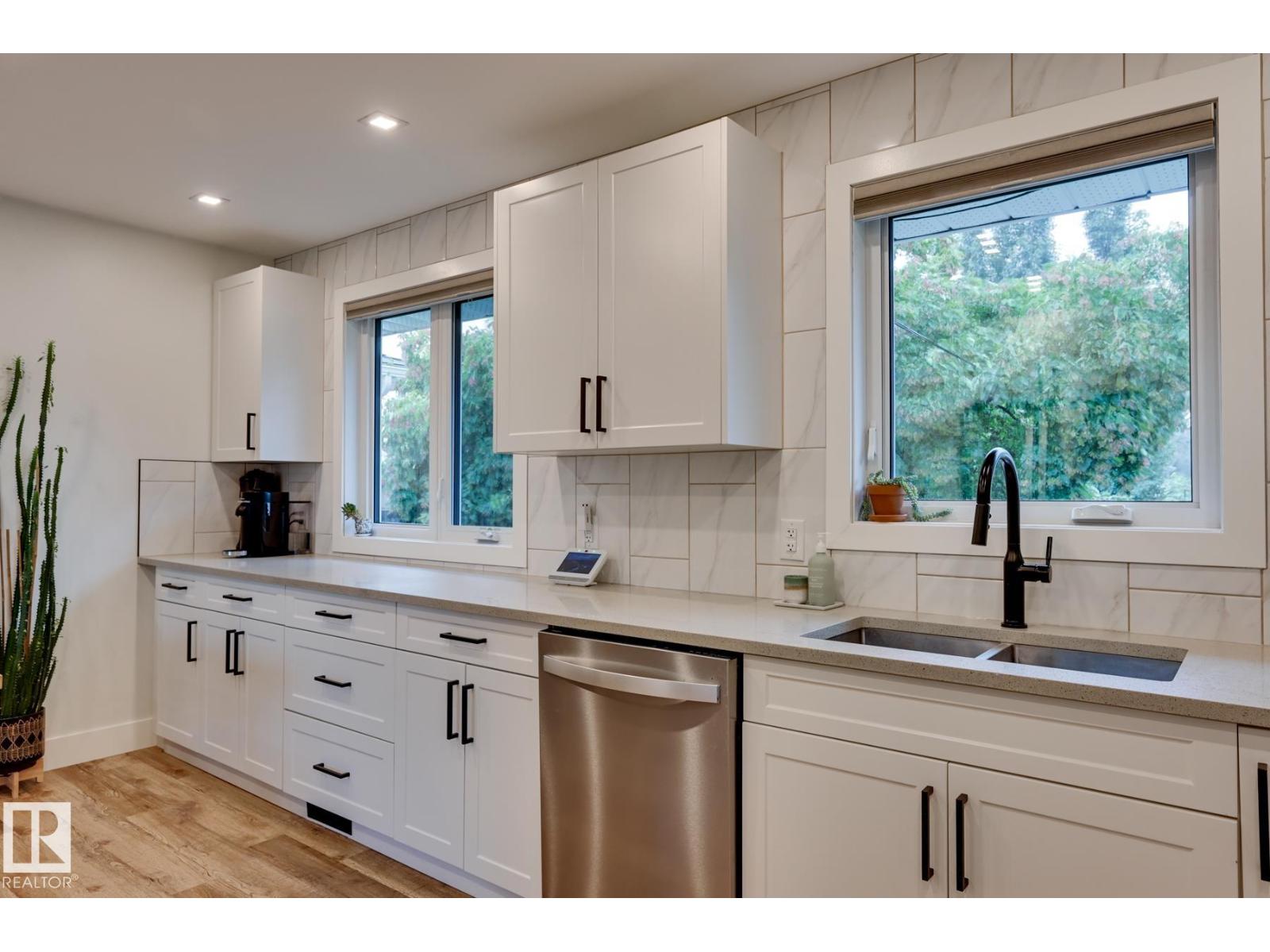 Photo 9 of 6015 92 A Av Nw, Edmonton AB