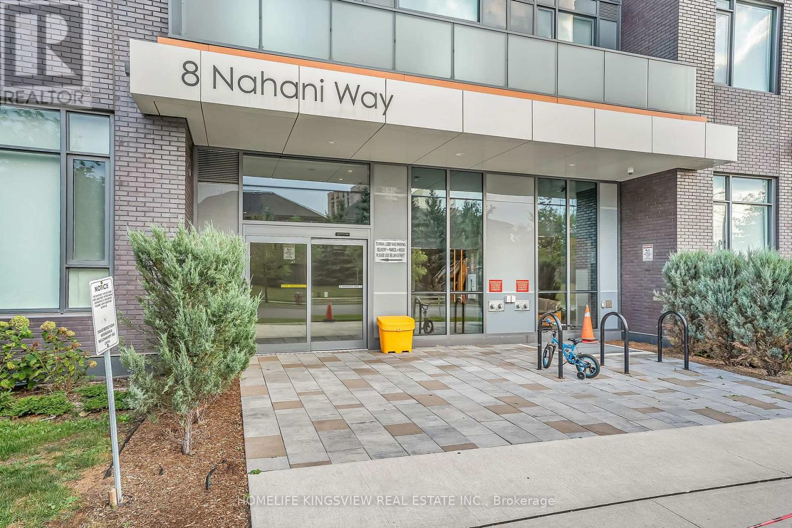 Photo 2 of 2008 8 Nahani Way, Mississauga ON