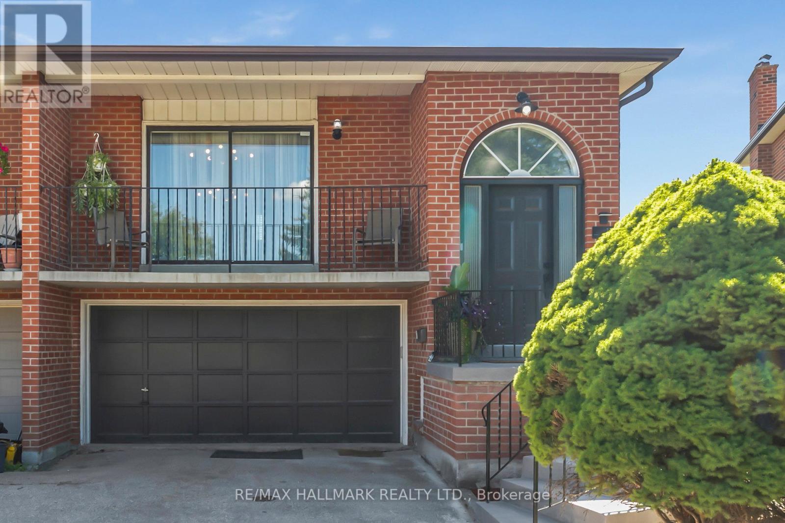Photo 1 of 13 Fonthill Place, Toronto ON
