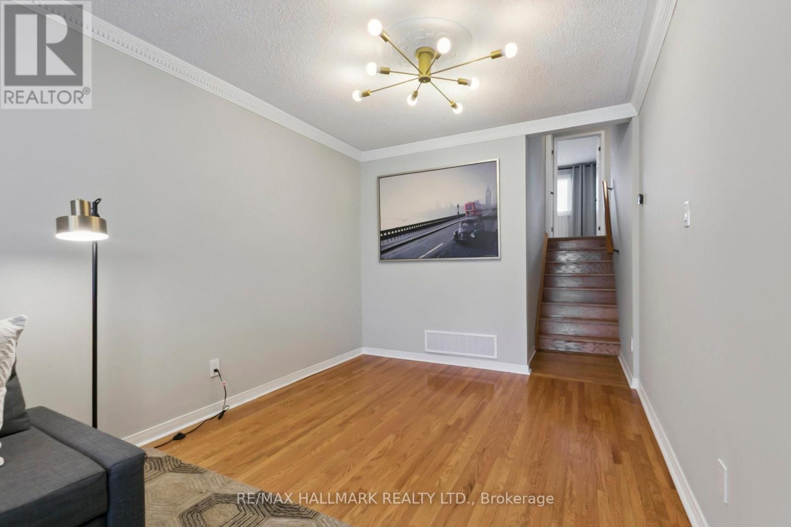 Photo 10 of 13 Fonthill Place, Toronto ON