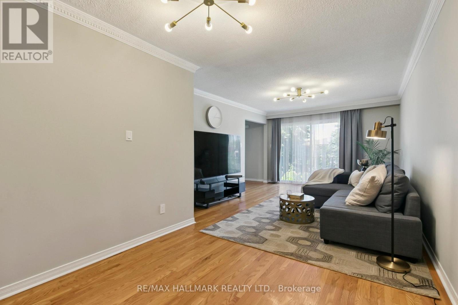 Photo 11 of 13 Fonthill Place, Toronto ON