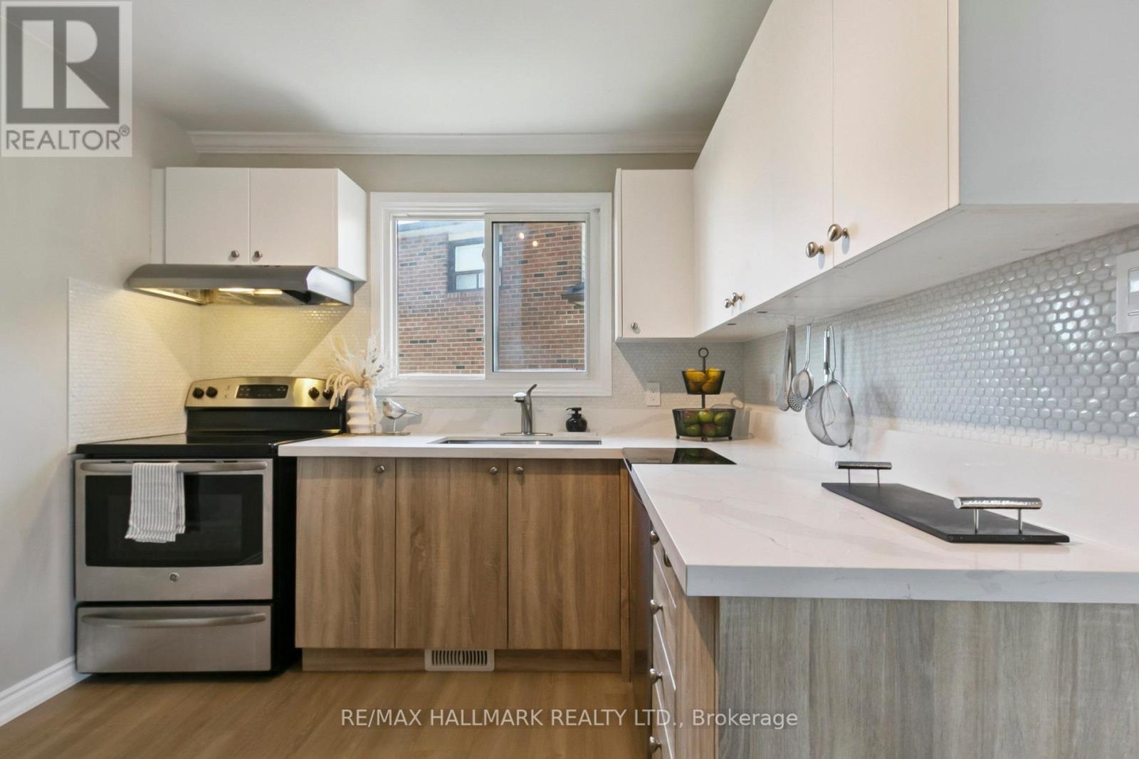 Photo 12 of 13 Fonthill Place, Toronto ON