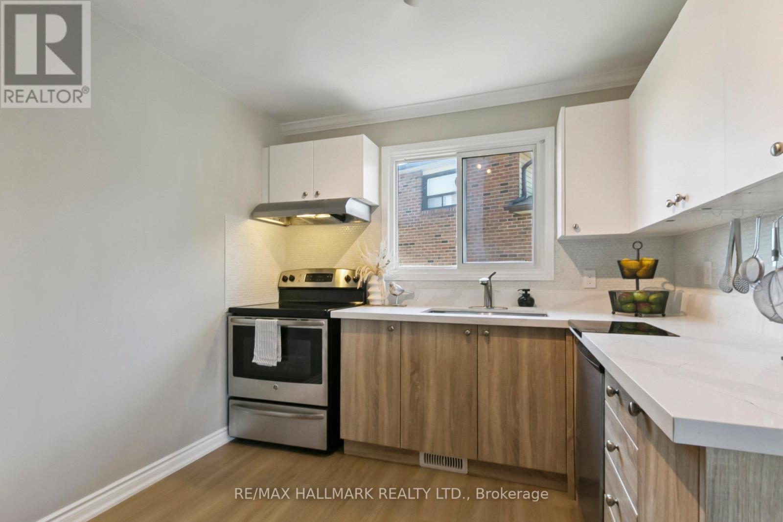 Photo 13 of 13 Fonthill Place, Toronto ON