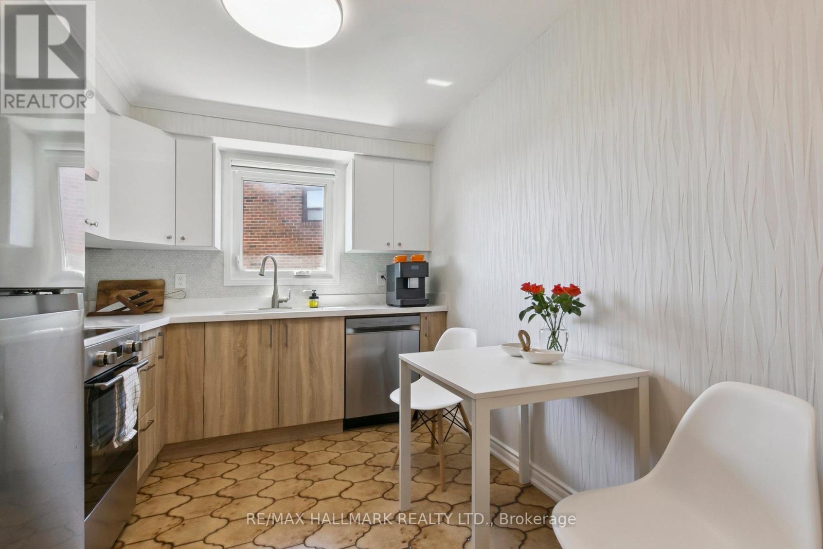 Photo 27 of 13 Fonthill Place, Toronto ON