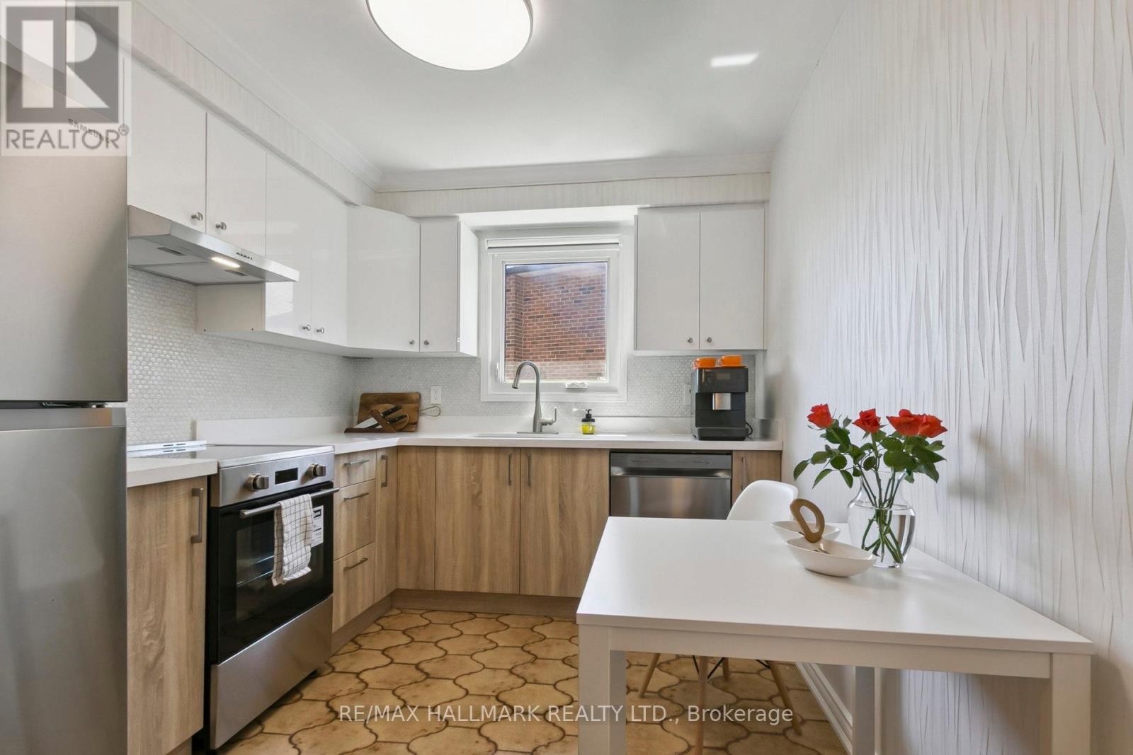 Photo 28 of 13 Fonthill Place, Toronto ON