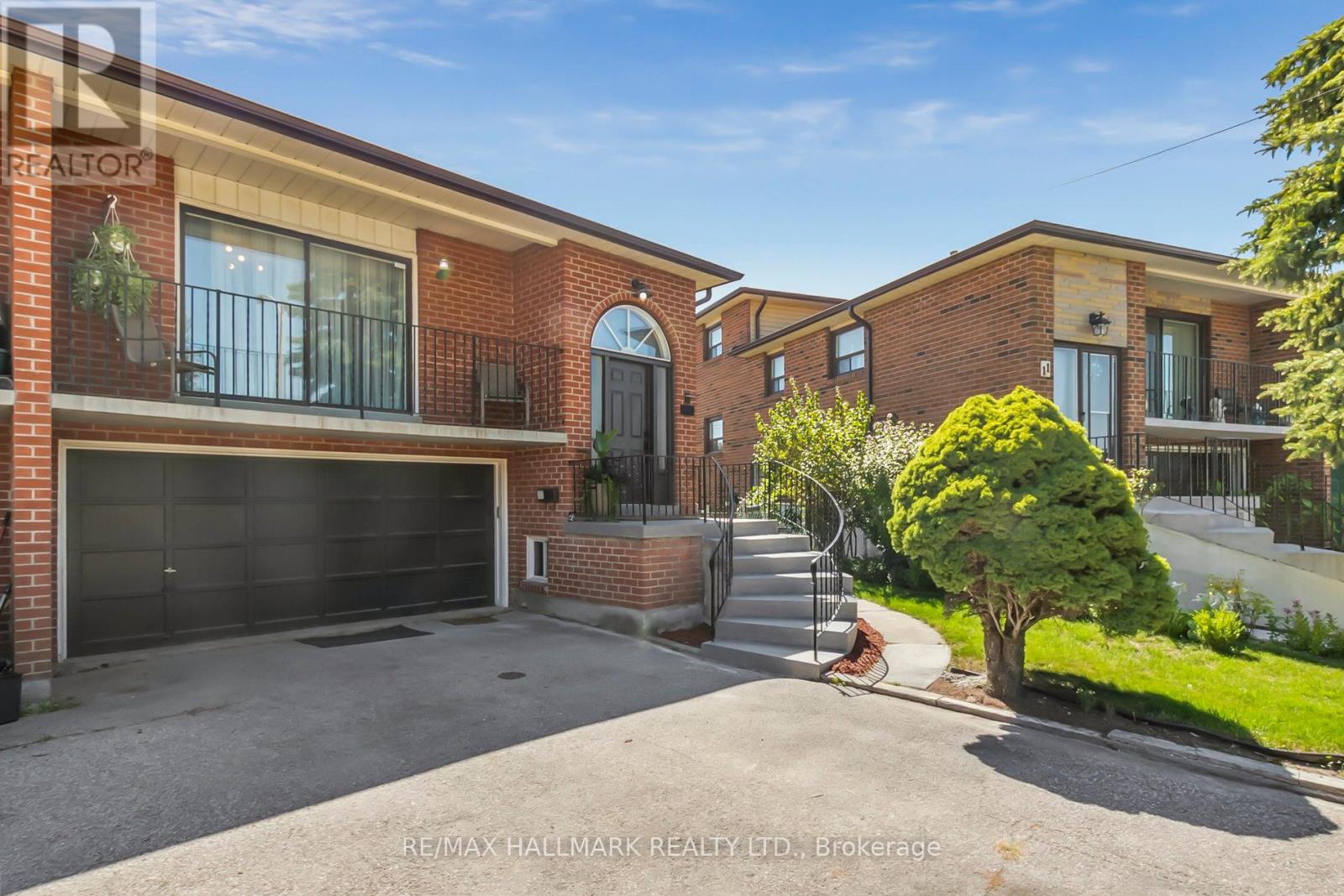 Photo 3 of 13 Fonthill Place, Toronto ON