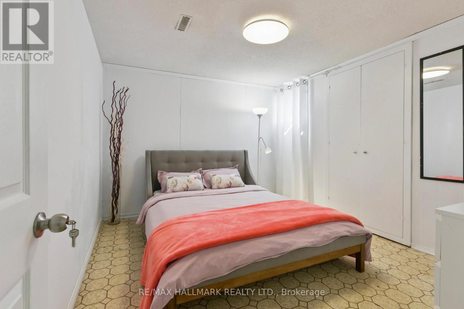 Photo 37 of 13 Fonthill Place, Toronto ON