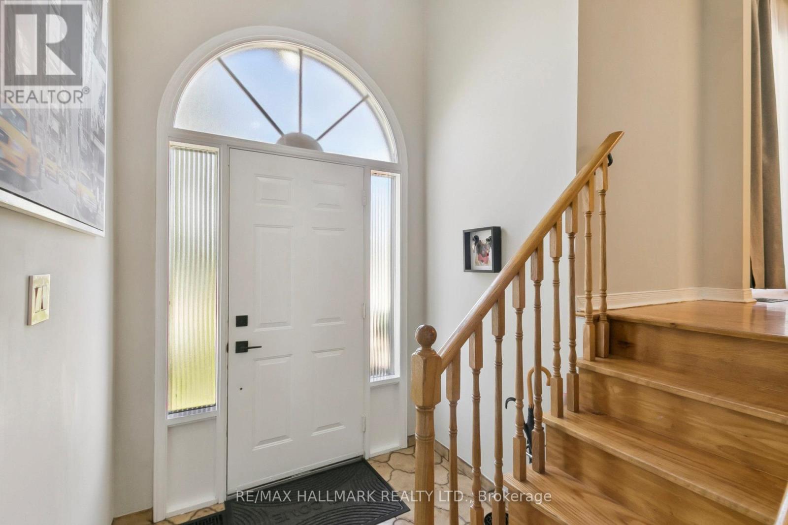 Photo 4 of 13 Fonthill Place, Toronto ON