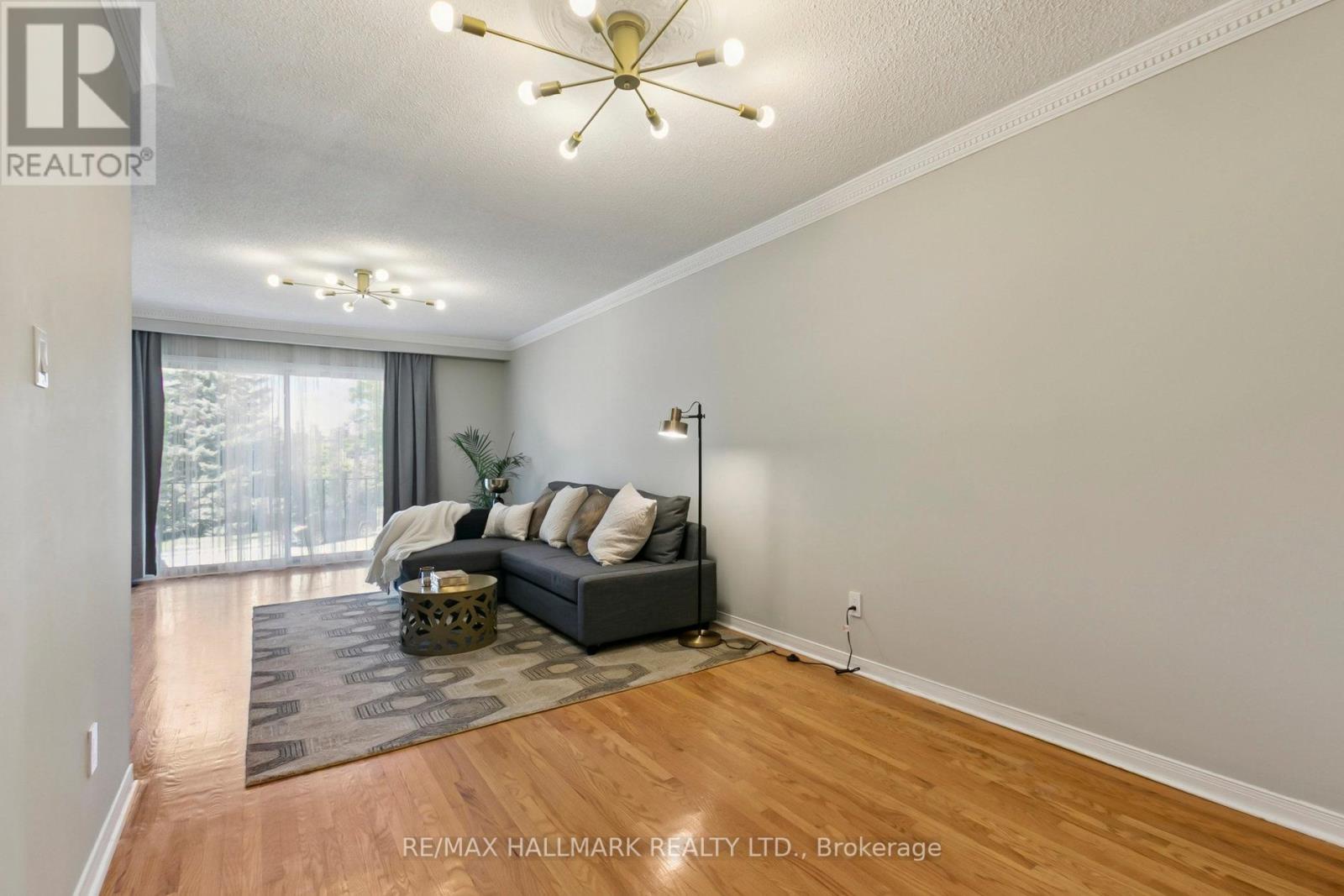 Photo 7 of 13 Fonthill Place, Toronto ON