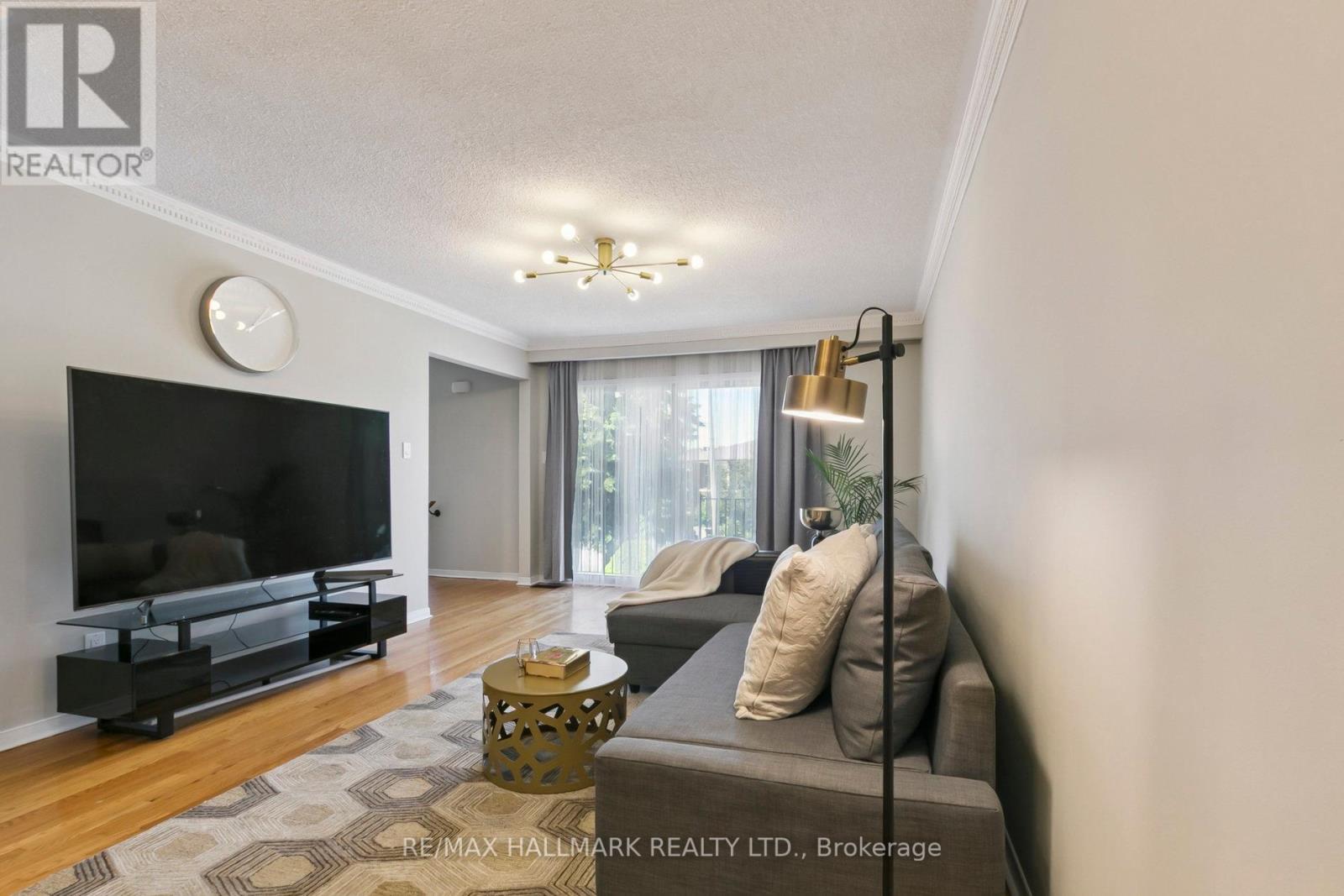 Photo 8 of 13 Fonthill Place, Toronto ON