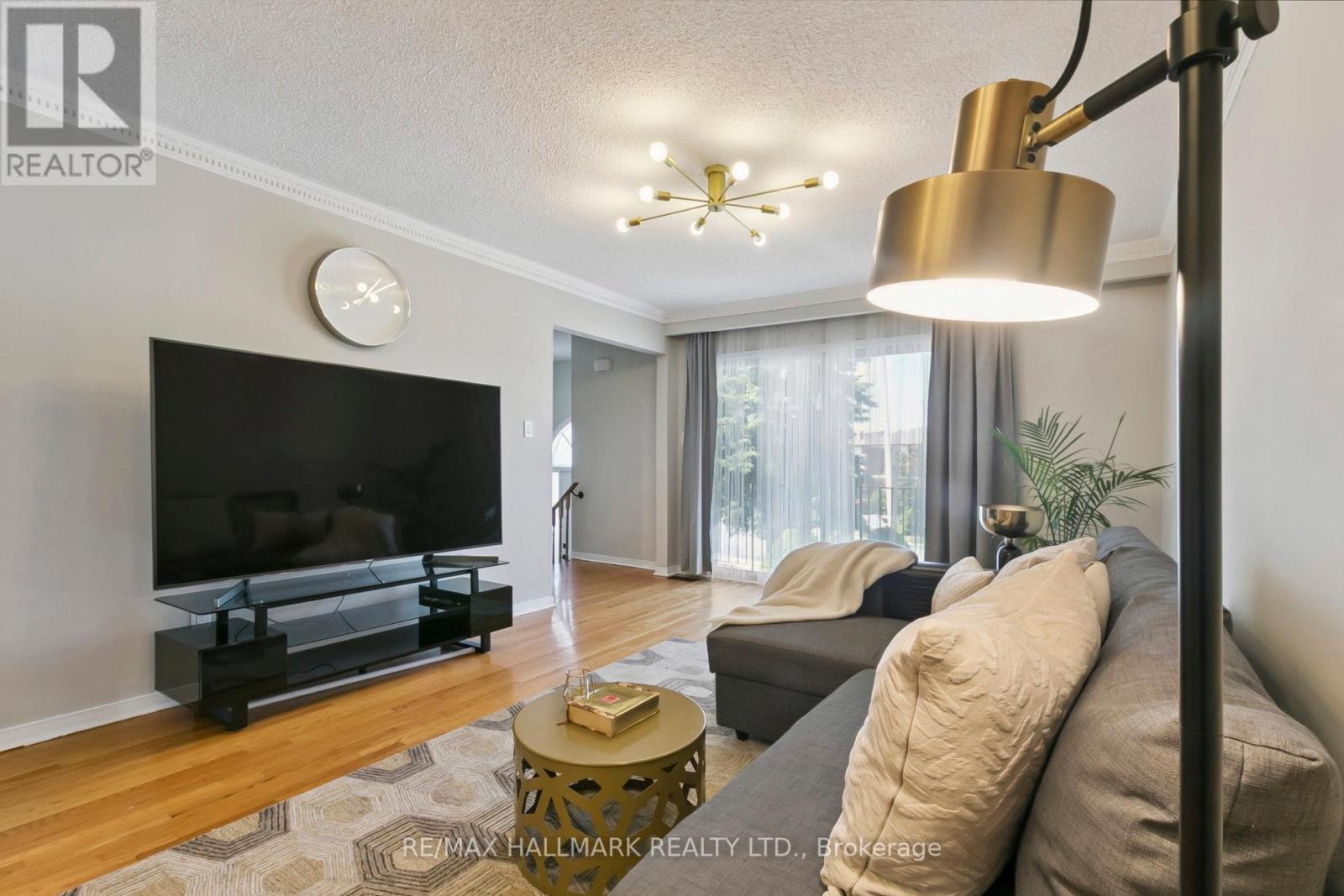 Photo 9 of 13 Fonthill Place, Toronto ON