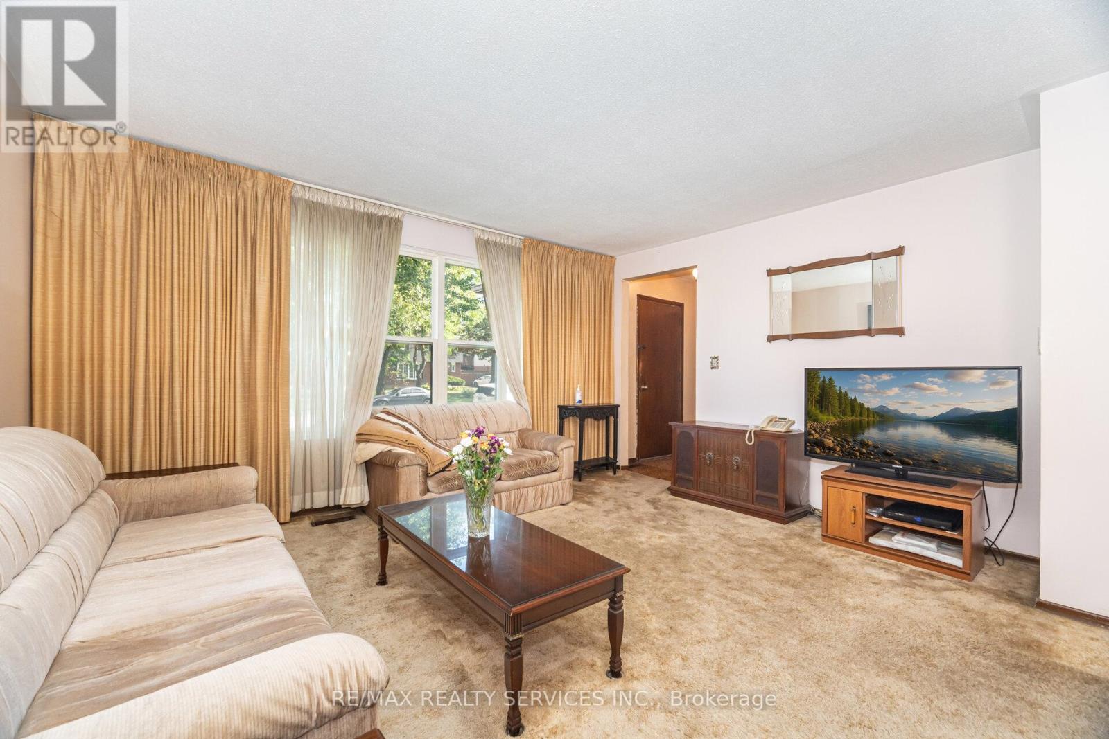 Photo 10 of 57 Esplanade Road, Brampton ON