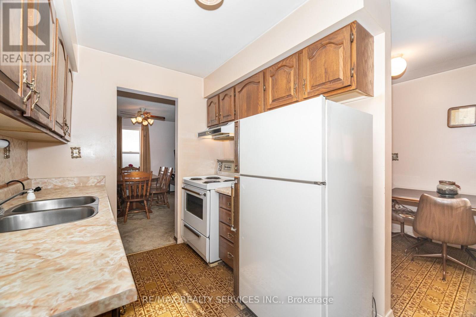 Photo 16 of 57 Esplanade Road, Brampton ON