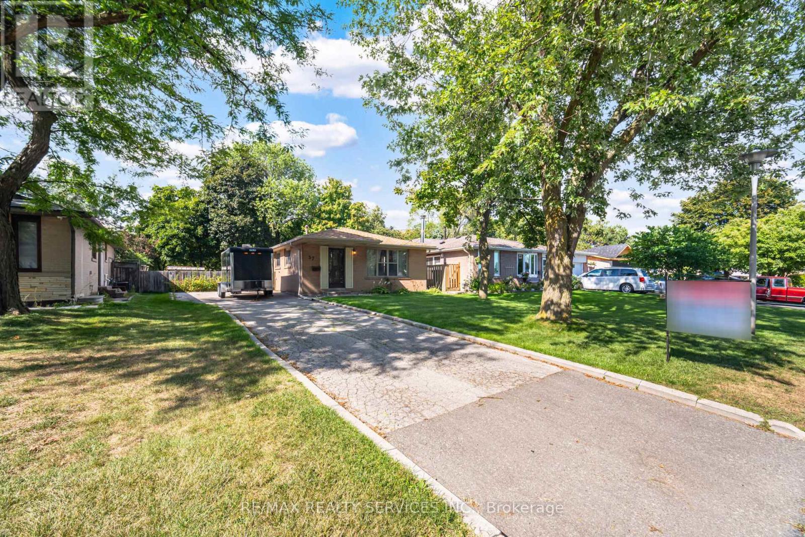 Photo 4 of 57 Esplanade Road, Brampton ON