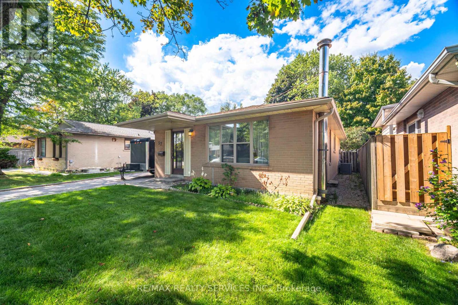 Photo 6 of 57 Esplanade Road, Brampton ON