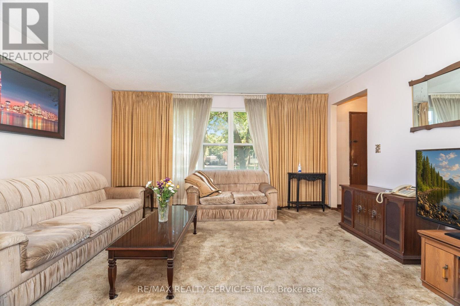 Photo 9 of 57 Esplanade Road, Brampton ON