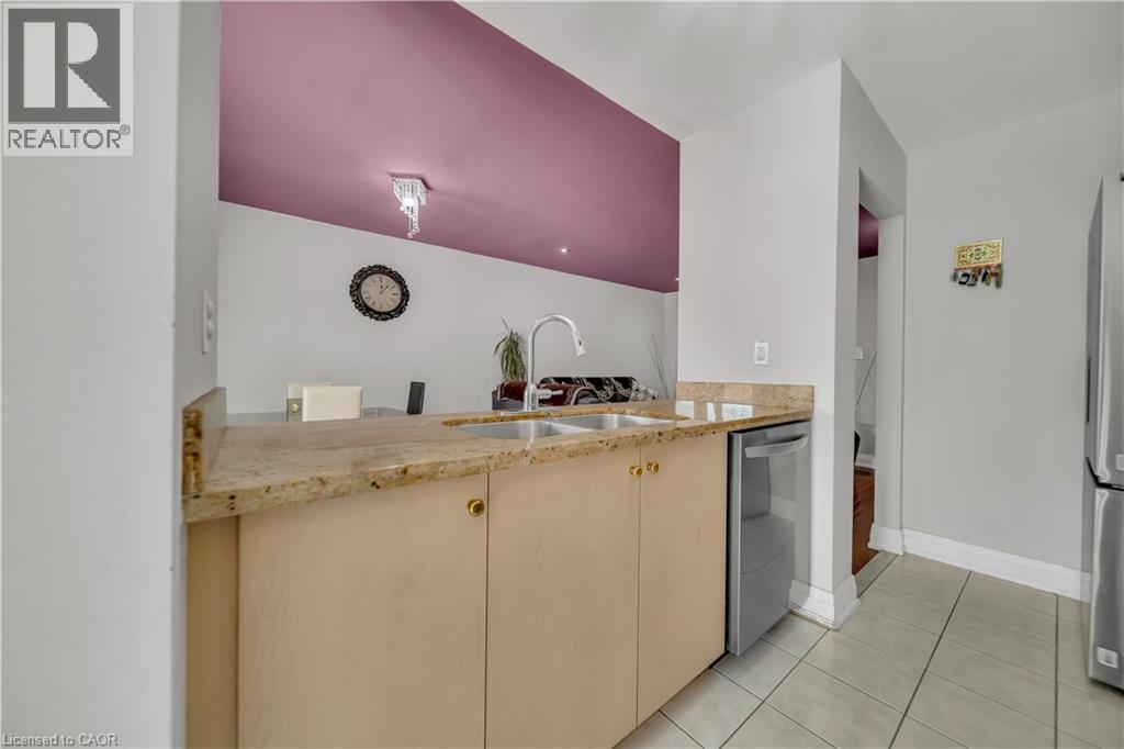 Photo 10 of 562 Orange Walk Crescent, Mississauga ON